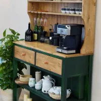 کافی بار مدرن در ابعاد مختلف با چوب روسی