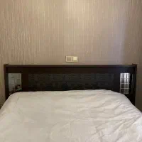 تختخواب دونفره چوب با تشک و دو تا پاتختی