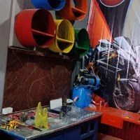 میز چوبی به همراه قفسه نیم بشکه ای