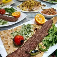 کمک آشپز و تخته کار  خانم و آقا نیازمندیم