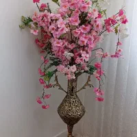 گلدان برنج همراه با گل های شکوفه