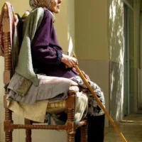 پرستار خانم برای نگهداری سالمندبه صورت شبانه روزی