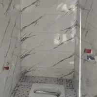 شاگرد کاشیکاری وارد به دوغاب ریزی و ملات گیری