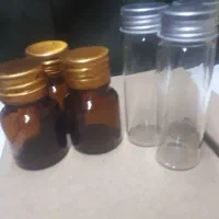 بطری شیشه ای مکارتی و بطری قهوه ای کوچک