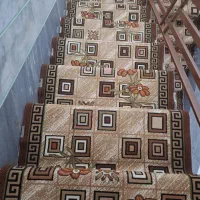 رو پله ای تمیز و مرتب