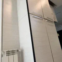 کمد دیواری دارای کشوی دو طبقه در داخل