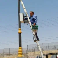 کارگر آچار بدست و نیمه ماهر