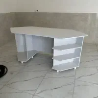 میز تحریر و کامپیوتر اسمردیس