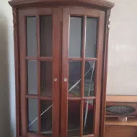 یک عدد کمد چوبی