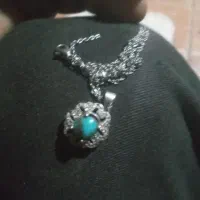 یک گردنبند نقره به شماره ۸۲۵