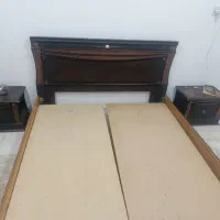 یه عدد تخت دو نفر چوبی با دو تا پاتختی