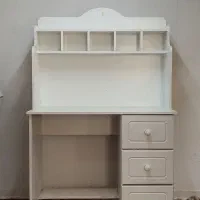 میز‌تحریر کتابخانه‌دار.