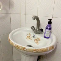 روشویی به همراه شیر و آینه و سبد آبچکان