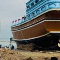 لنج در حال بارگیری دبی