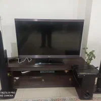 تلویزیون سینمای خانواده به همراه میز و یخچال