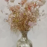 گلدان با گلهایش