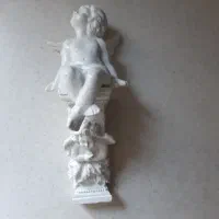 مجسمه چینی فرشته و پلی استر زن فرانسوی