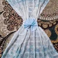 پرده پشت پنجره