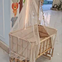 تخت کنار مادر