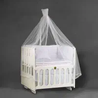 تخت گهواره ای کنار مادر