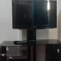 تلویزیون  اینچ LCD . 32 سامسونگ و میز تلویزیون