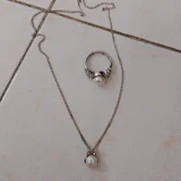 انگشتر و مدال و زنجیر
