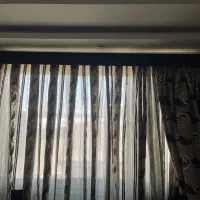 پرده حریر طرح دار به همراه دکور از طرح زمینه