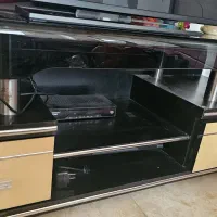میز تلویزیون سالم  و  تلویزیون صفحه پیکسل سوخته
