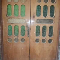 درب چوبی شیشه رنگی قدیمی