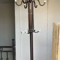جا لباسی ایستاده