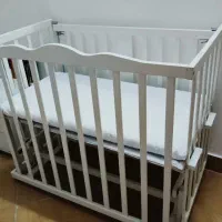 تخت نوزاد کنار مادر