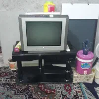 تلوزیون و میز